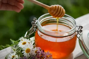 فوائد شرب الماء الدافيء المحلى بالعسل صباحا