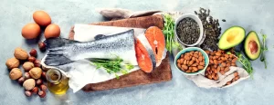 دراسة: تناول أسماك السالمون والجوز يحميك من السمنة