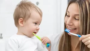 نصائح لتسهيل غسيل أسنان طفلك الدارج