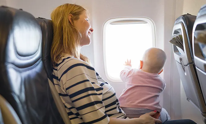 بعض النصائح لحماية طفلك خلال السفر بالطائرة