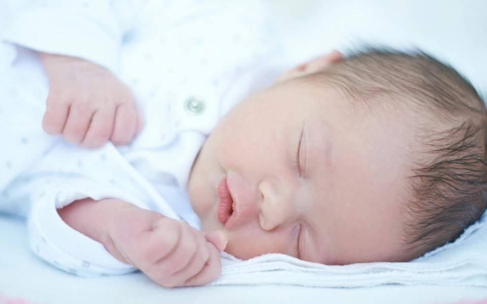 حيل تساعد طفلك الرضيع على النوم في دقائق