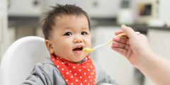 دليلك المتكامل لأطعام طفلك من عمر يوم وحتى عامه الأول