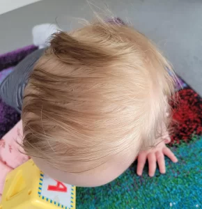 بنتي شعرها خفيف