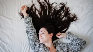 أفضل طريقة لتصفيف شعرك وأنت نائم؟ الأمر معقد – لكن هذه النصيحة ليست كذلك